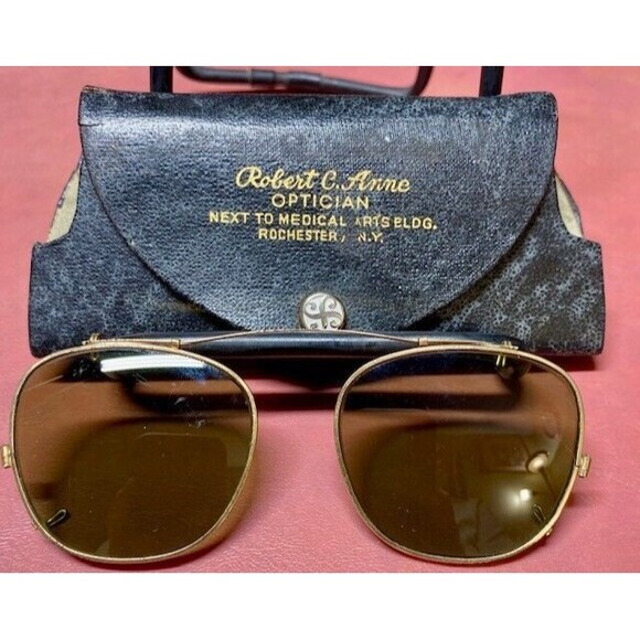 Bausch & Lomb B&L 46 Clip-On Green Lenses Gold Tone Sunglasses with Case Read